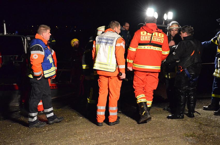 Einsatz BF Koeln PKW im Rhein Mondorf Hersel P061.JPG